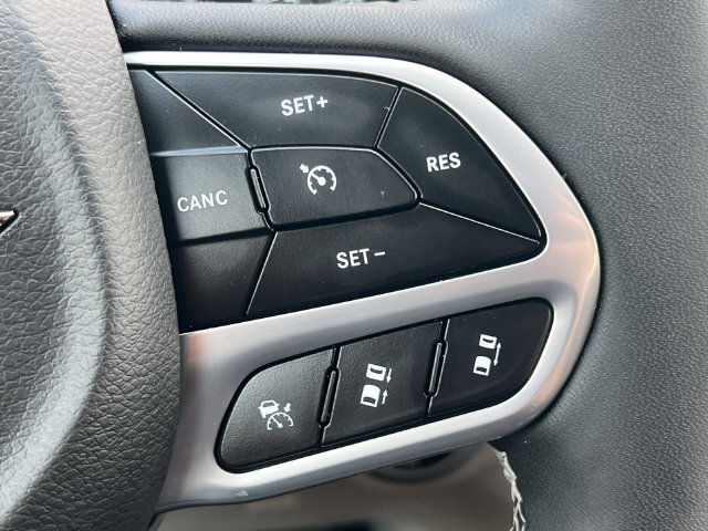 Used 2024 Chrysler Pacifica Limited FWD image 24