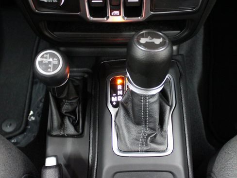 Used 2025 Jeep Wrangler Unlimited Sahara AWD/4WD image 25