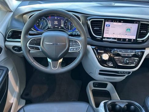 Used 2024 Chrysler Pacifica Touring-L image 16