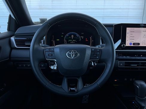Used 2025 Toyota Camry SE image 32