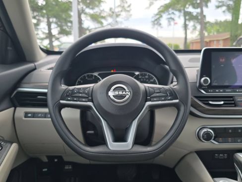 Used 2025 Nissan Altima 2.5 SV FWD image 14