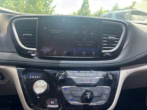 Used 2021 Chrysler Pacifica Touring-L FWD image 10