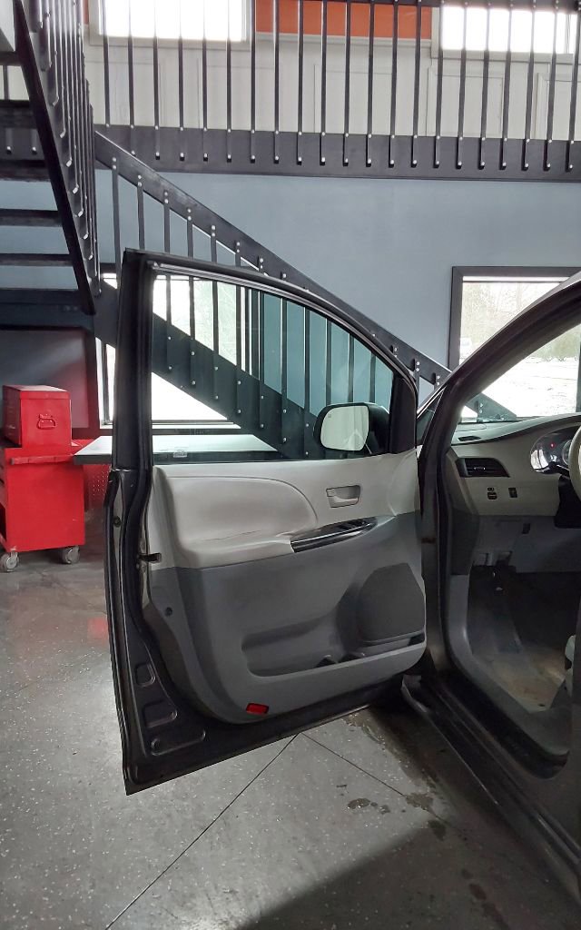 Used 2011 Toyota Sienna LE FWD image 14