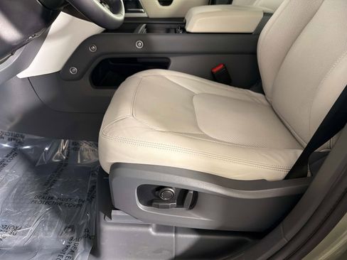 Used 2024 Land Rover Defender 110 S image 38