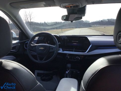 Used 2025 Chevrolet Trax LT image 17