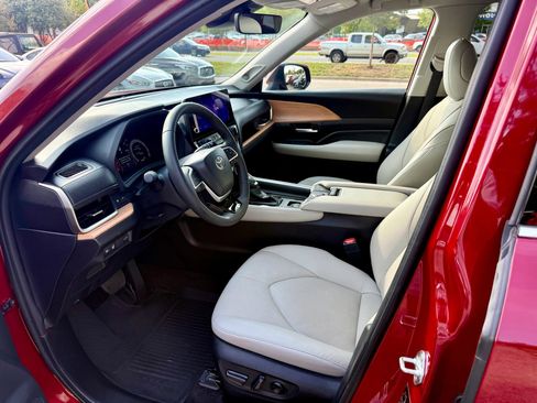 Used 2024 Toyota Grand Highlander AWD image 9