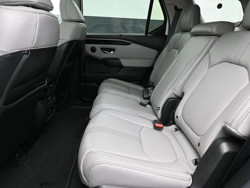 Used 2024 Honda Pilot Touring image 11