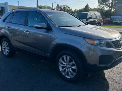 Used 2011 Kia Sorento LX image 1