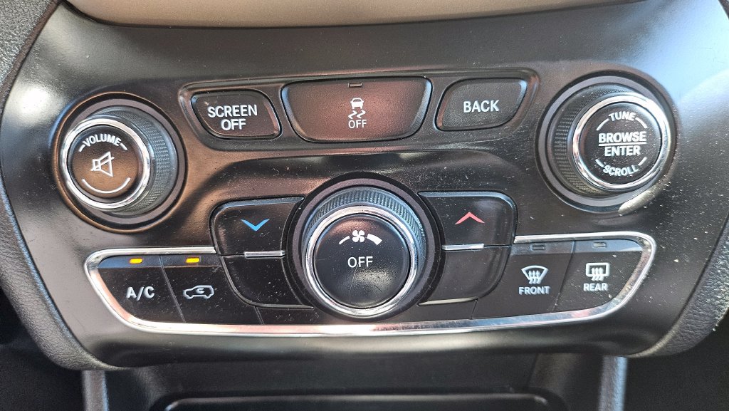 Used 2015 Jeep Cherokee Latitude AWD/4WD image 37