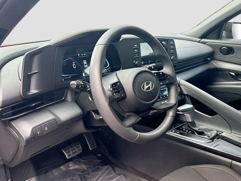 Used 2025 Hyundai Elantra Sport FWD image 9
