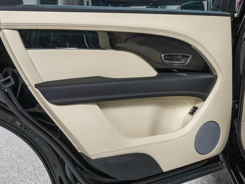 Used 2024 Bentley Bentayga Extended Wheelbase image 36