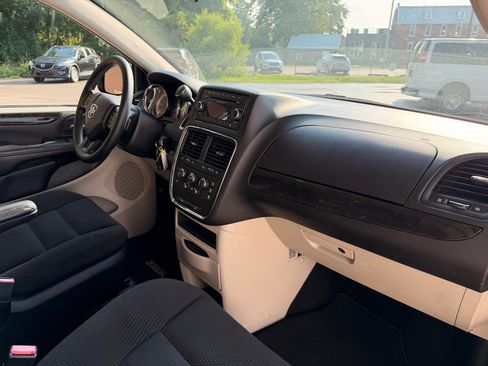 Used 2017 Dodge Grand Caravan SE FWD image 17