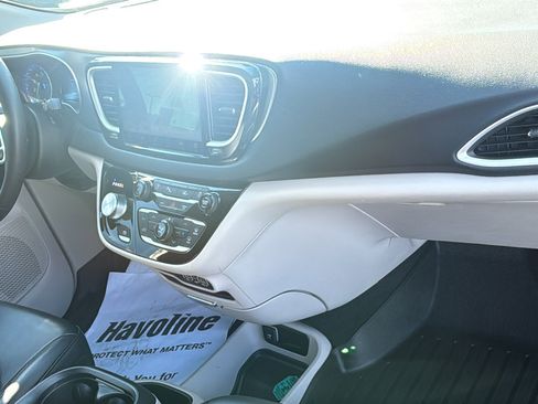 Used 2023 Chrysler Pacifica Touring-L image 10