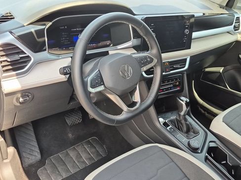 Used 2025 Volkswagen Taos SE AWD/4WD image 15