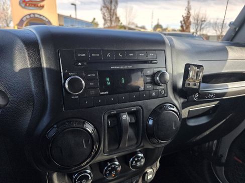 Used 2018 Jeep Wrangler Rubicon AWD/4WD image 14
