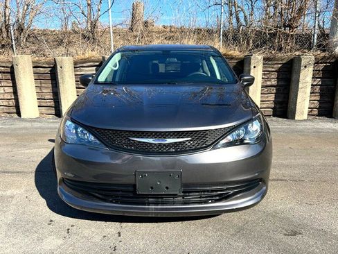Used 2020 Chrysler Voyager L image 2