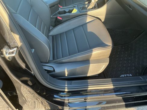 Certified 2022 Volkswagen Jetta SE FWD image 32