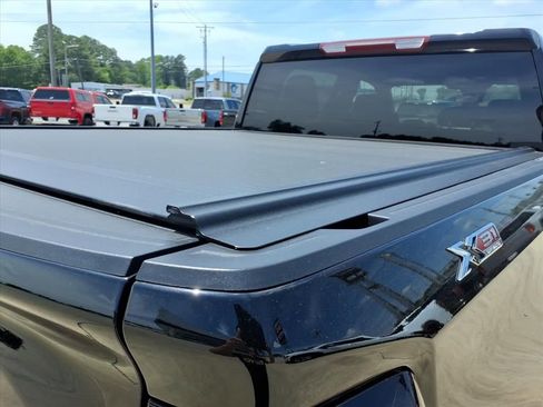 Used 2024 GMC Sierra 1500 SLE w/ X31 Off-Road Package AWD/4WD image 12
