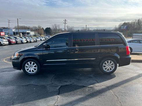 Used 2016 Chrysler Town & Country Touring image 4