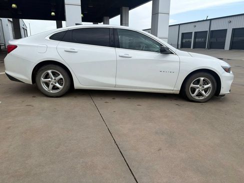 Used 2018 Chevrolet Malibu LS FWD image 2