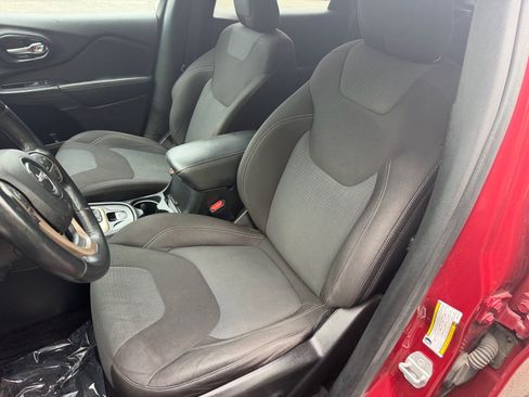 Used 2016 Jeep Cherokee Latitude w/ Comfort/Convenience Group FWD image 28