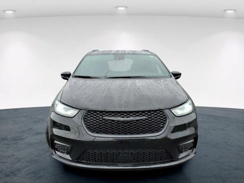 Used 2025 Chrysler Pacifica Limited FWD image 4