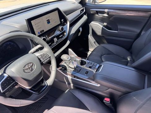 Used 2026 Toyota Highlander Limited image 9
