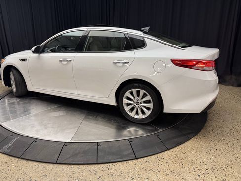 Used 2017 Kia Optima EX w/ Premium Package FWD image 4