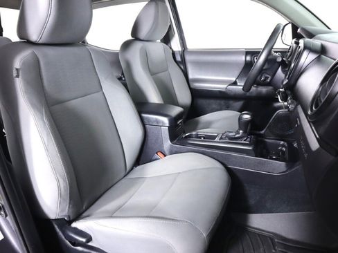 Used 2017 Toyota Tacoma SR image 32