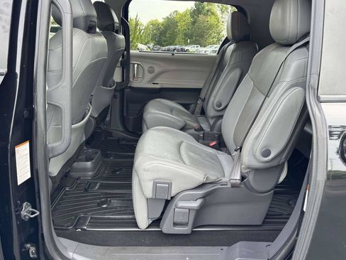 Used 2021 Toyota Sienna Limited FWD image 18