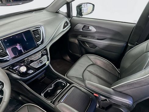 Certified 2025 Chrysler Pacifica Limited image 35