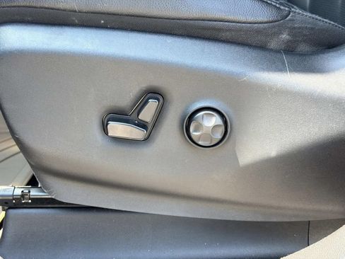 Used 2019 Chrysler Pacifica Touring-L w/ Advanced Safetytec Group FWD image 16