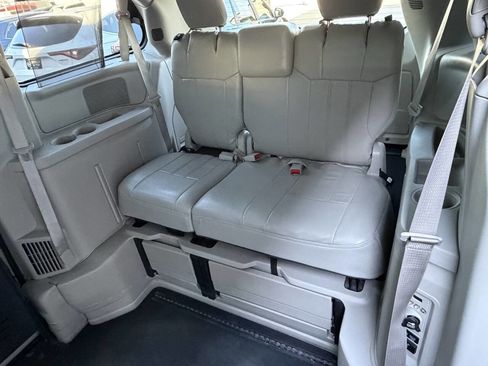 Used 2016 Chrysler Town & Country Touring image 27