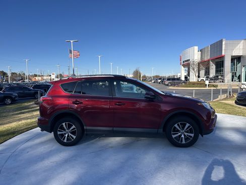 Used 2018 Toyota RAV4 XLE image 11