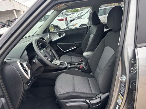 Used 2025 Kia Soul LX w/ LX Technology Package FWD image 24