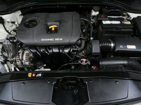 Used 2017 Hyundai Elantra Limited image 29