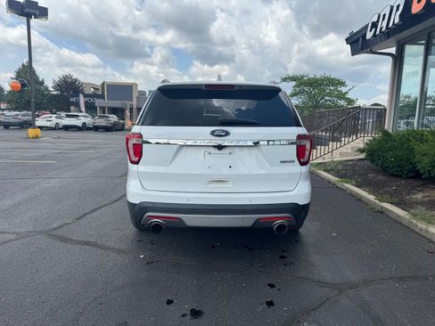 Used 2016 Ford Explorer XLT FWD image 3