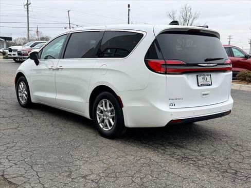 Certified 2023 Chrysler Pacifica Touring-L image 5