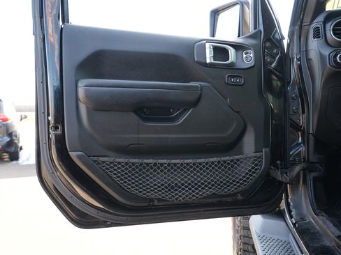 Used 2018 Jeep Wrangler Unlimited Sahara image 12