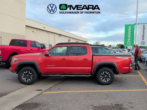 Used 2017 Toyota Tacoma TRD Off-Road image 3