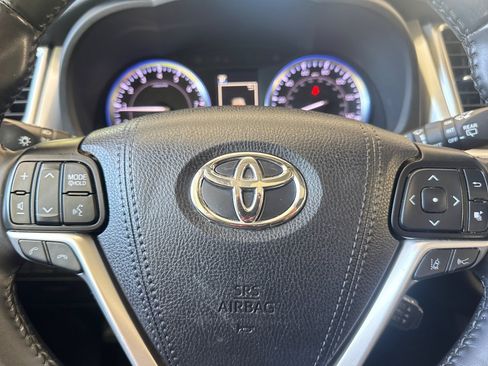 Used 2019 Toyota Highlander SE AWD/4WD image 10