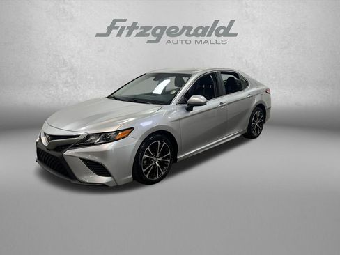 Used 2018 Toyota Camry SE FWD image 1
