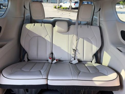 Used 2018 Chrysler Pacifica Limited w/ Advanced Safetytec Group FWD image 40