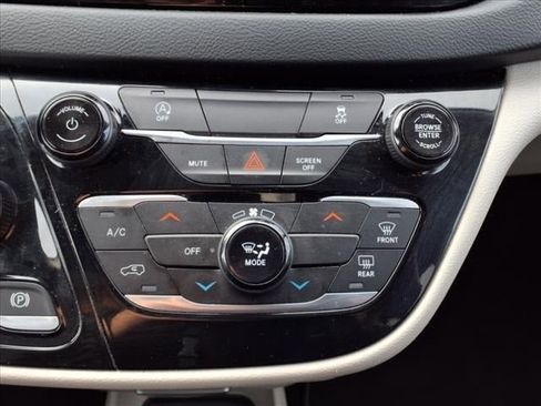 Used 2023 Chrysler Voyager LX image 22