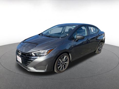 Used 2025 Nissan Versa SV image 3