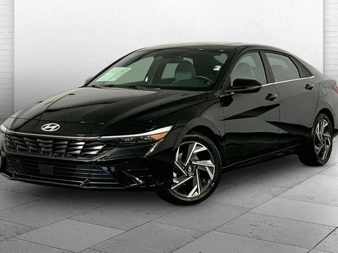 Used 2025 Hyundai Elantra Limited image 12