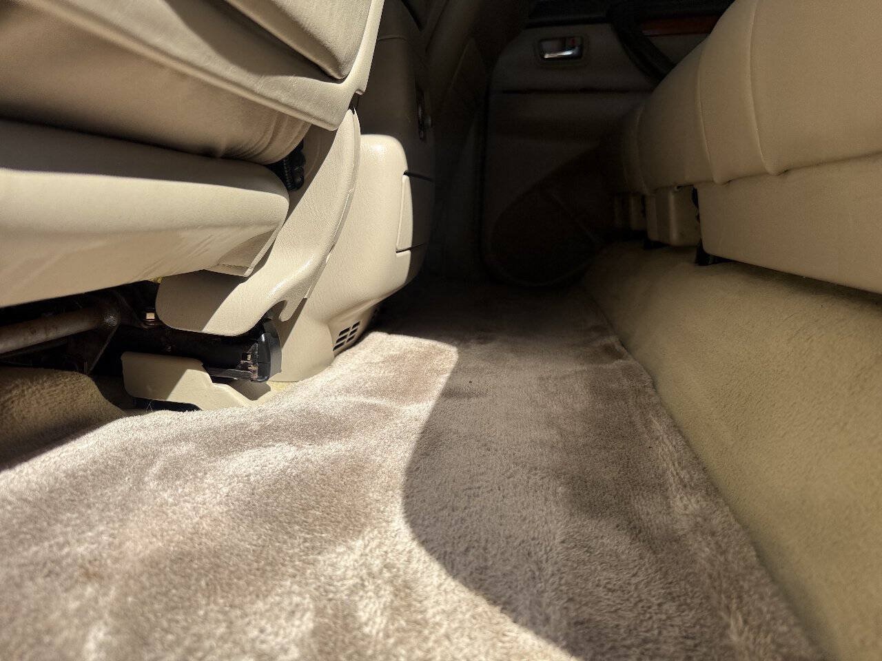 Used 2005 Lexus LX 470 4WD w/ Preferred Accessory Pkg image 45