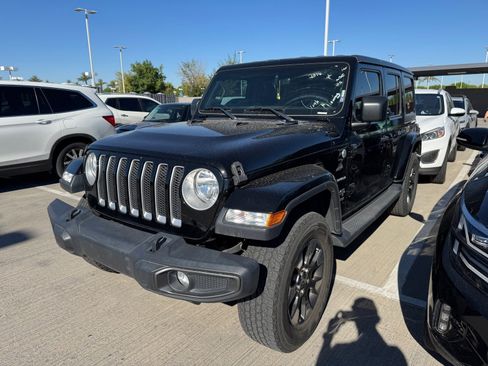 Used 2018 Jeep Wrangler Unlimited Sahara image 2