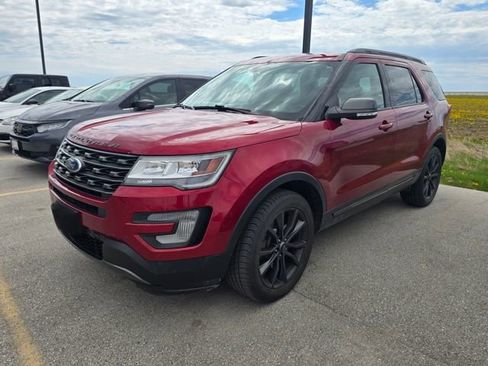 Used 2017 Ford Explorer XLT w/ Equipment Group 202A AWD/4WD image 7