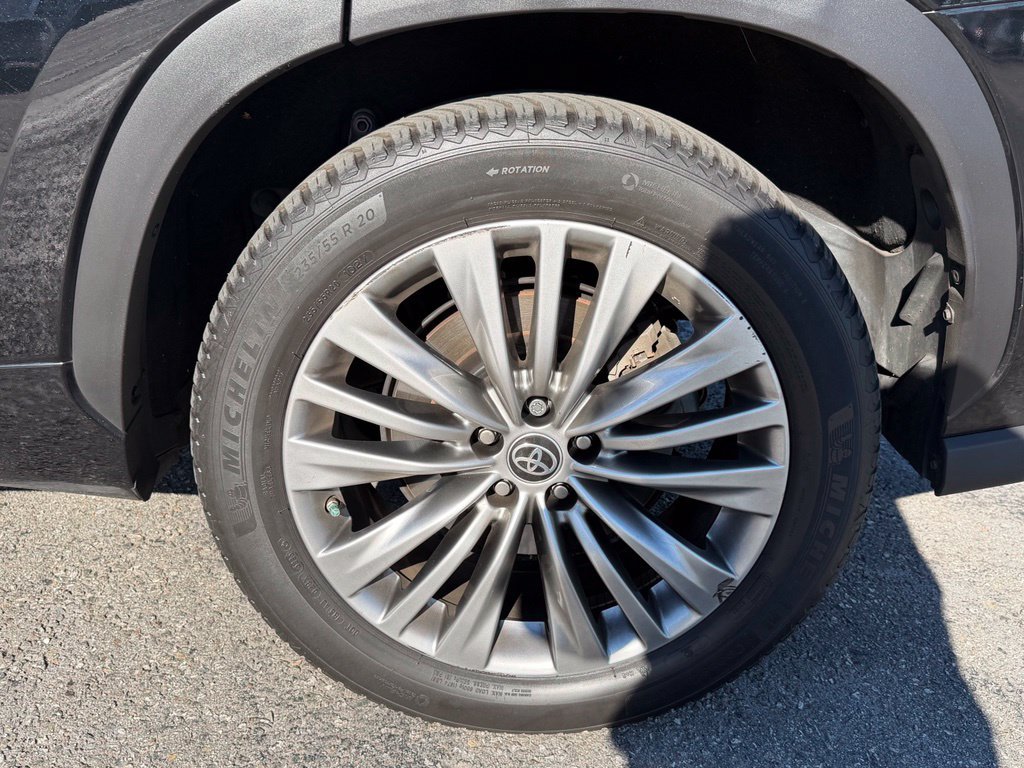 Used 2022 Toyota Highlander Platinum AWD/4WD image 2